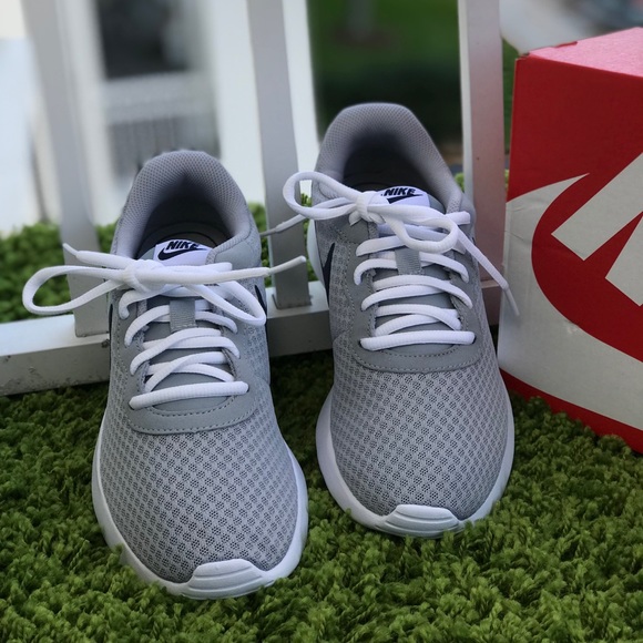 NWT Nike Tanjun Wolf Grey WMNS - Picture 3 of 7
